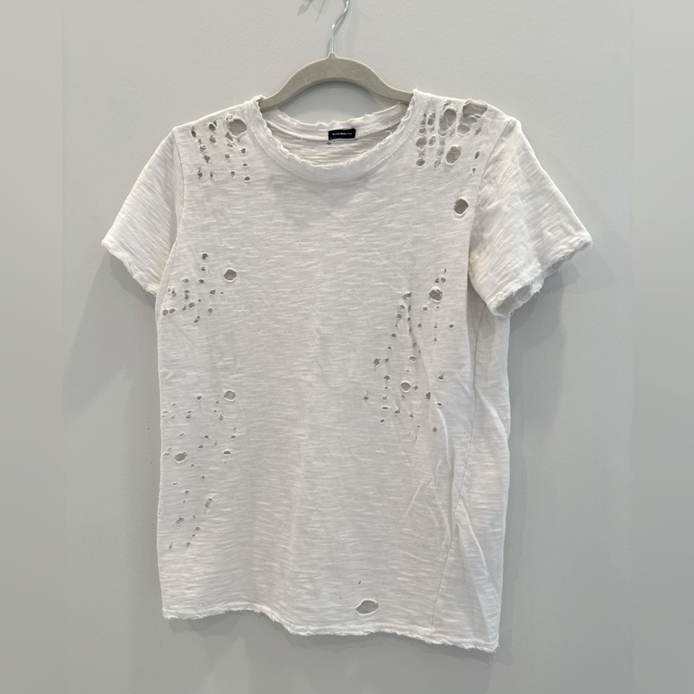 Casual tee with distressed holes